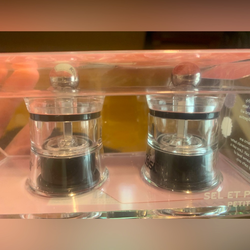 Küssi mini salt and pepper grinder set with clear stand/holder.